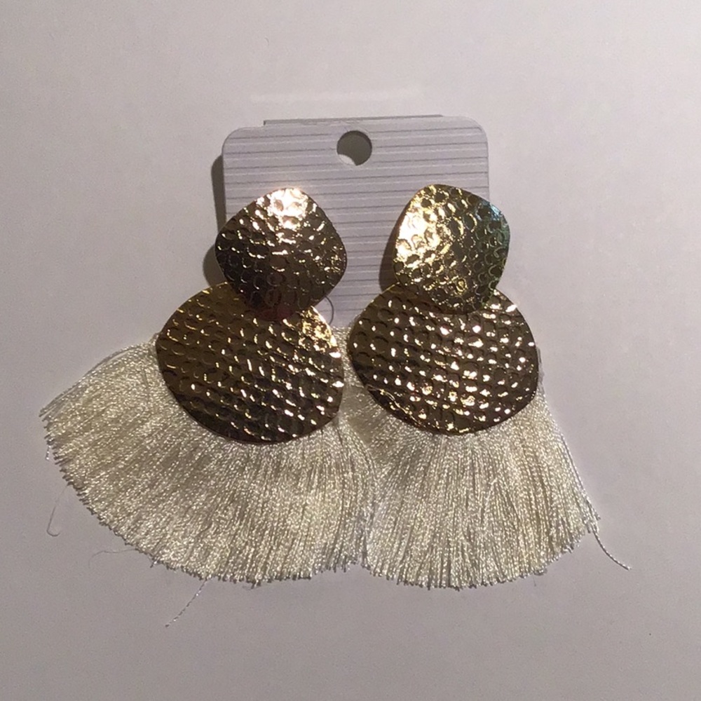 💥Lovely off white tassel earrings, gold tone💥